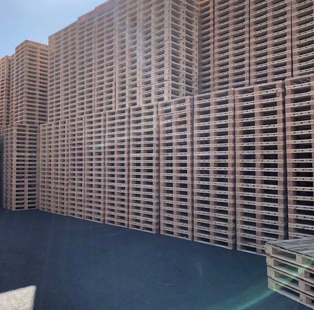 Large stocks of newly manufactured heat treated wooden pallets